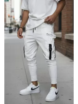 Pantaloni de trening cargo, albi, conici CU MIC DEFECT DEFY479 D3-1.4 Pantaloni de trening cargo, albi, conici CU MIC DEFECT DEFY479 D3-1.4