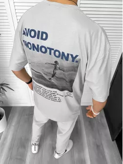 Tricou barbati gri, cu imprimeu pe spate, oversize 11819 O1-2.3 Tricou barbati gri, cu imprimeu pe spate, oversize 11819 O1-2.3