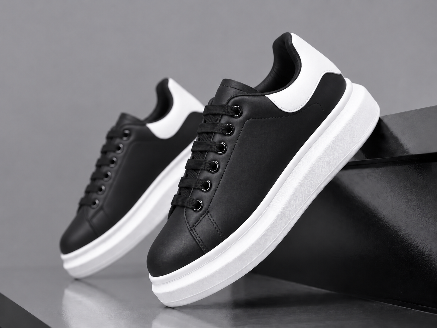 Adidasi barbati casual negri cu talpa alba 6607